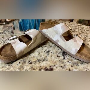 🩴Birkenstock Arizona Sandals in Desert Sand Color Size 9 Ladies